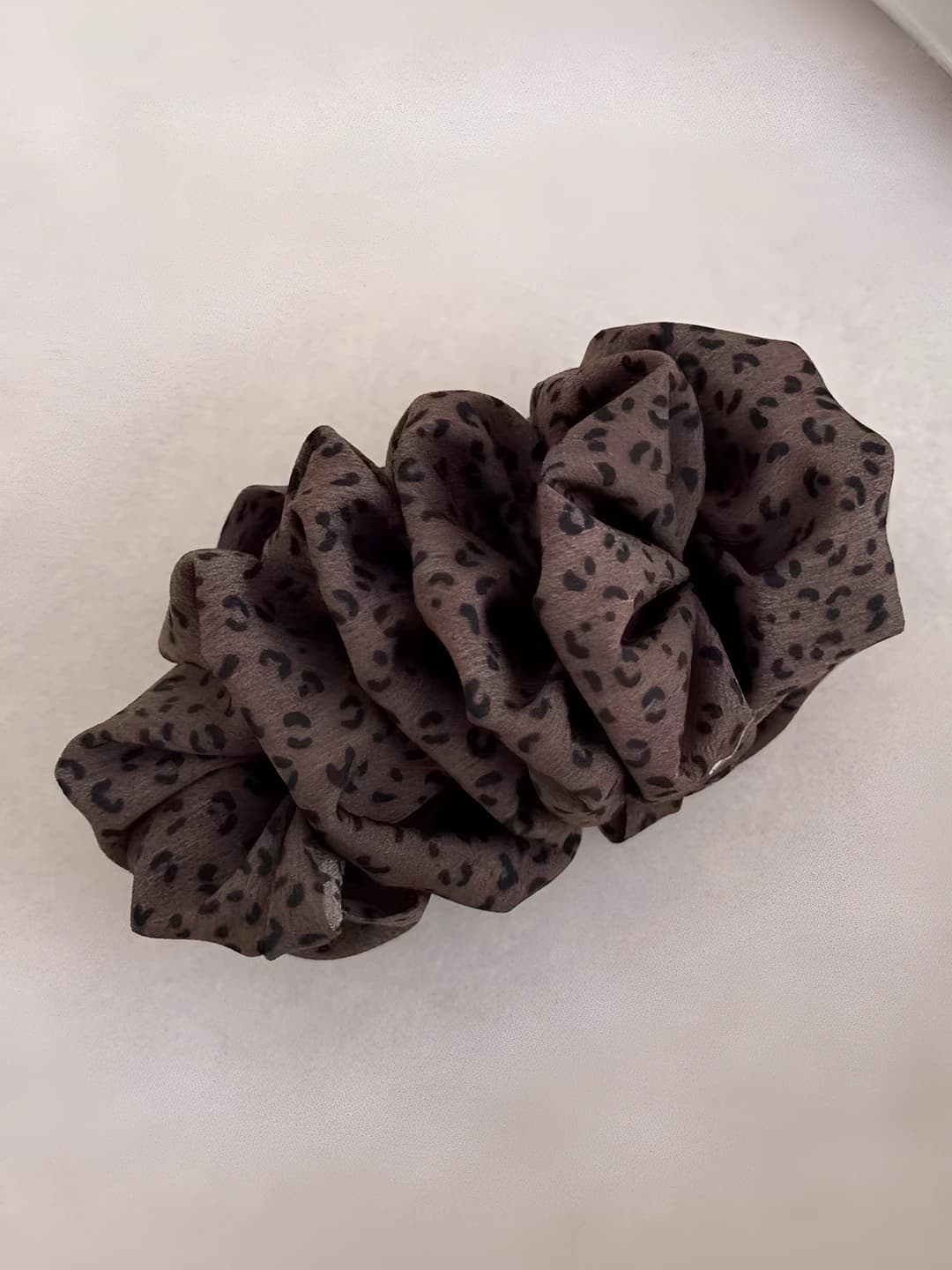 2# To'q kofe dog'li banan klipsi - poydevi 10 sm, umumiy 11.5 sm