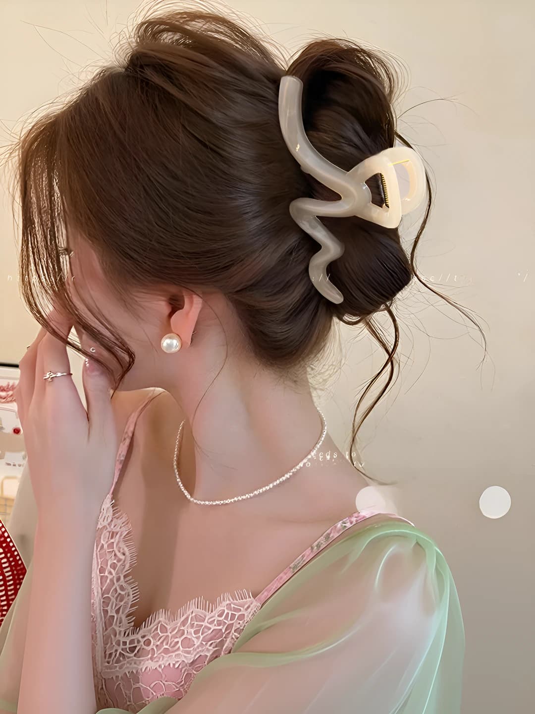 Wavy clear white clip (~14 cm)