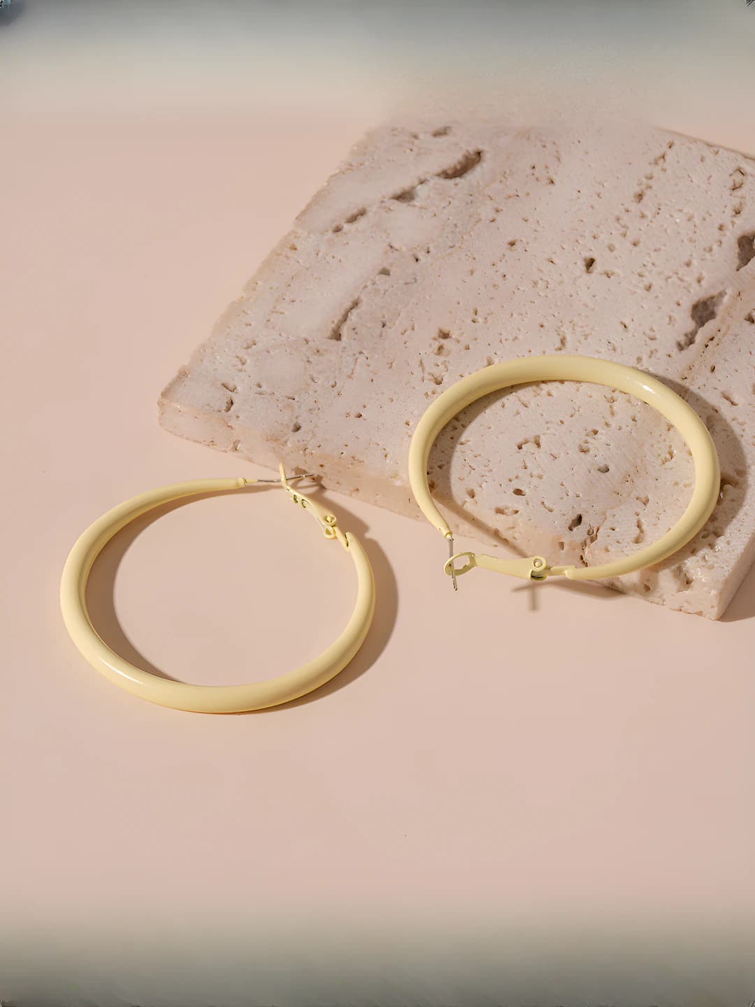 Silver post - yellow circle