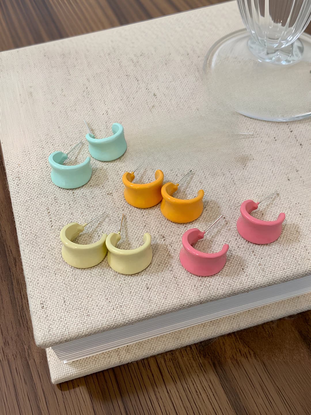 Women's spring-summer pastel enamel C-shaped hoop earrings, 925 silver post, geometric design element, fresh style