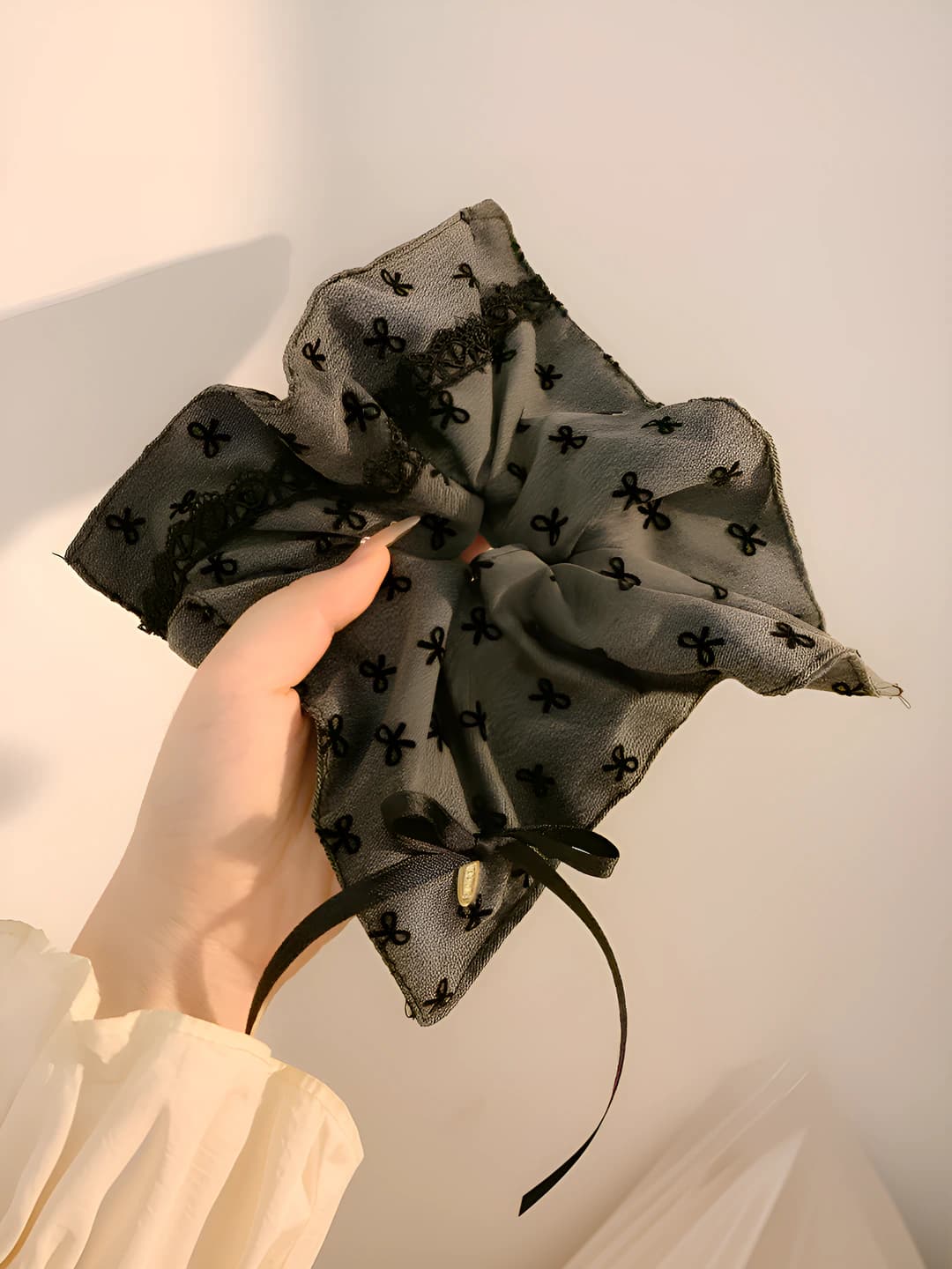 Grey bow square 20 cm