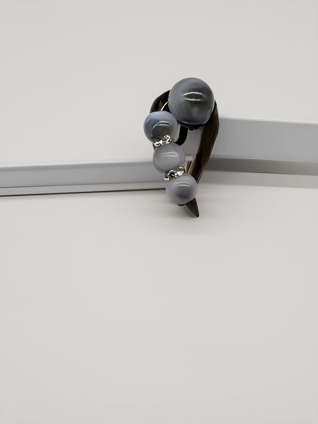 Grey pearl twist clip