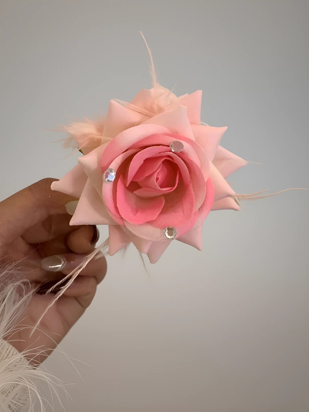 White-pink floral feather clip