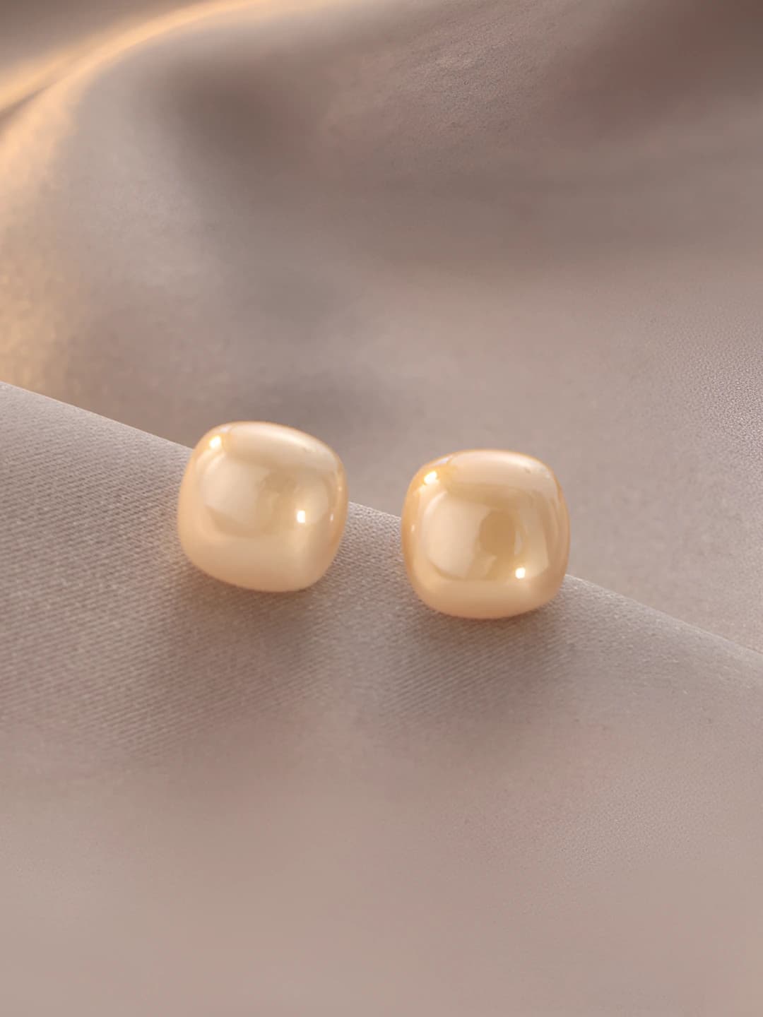 Cube pearl stud