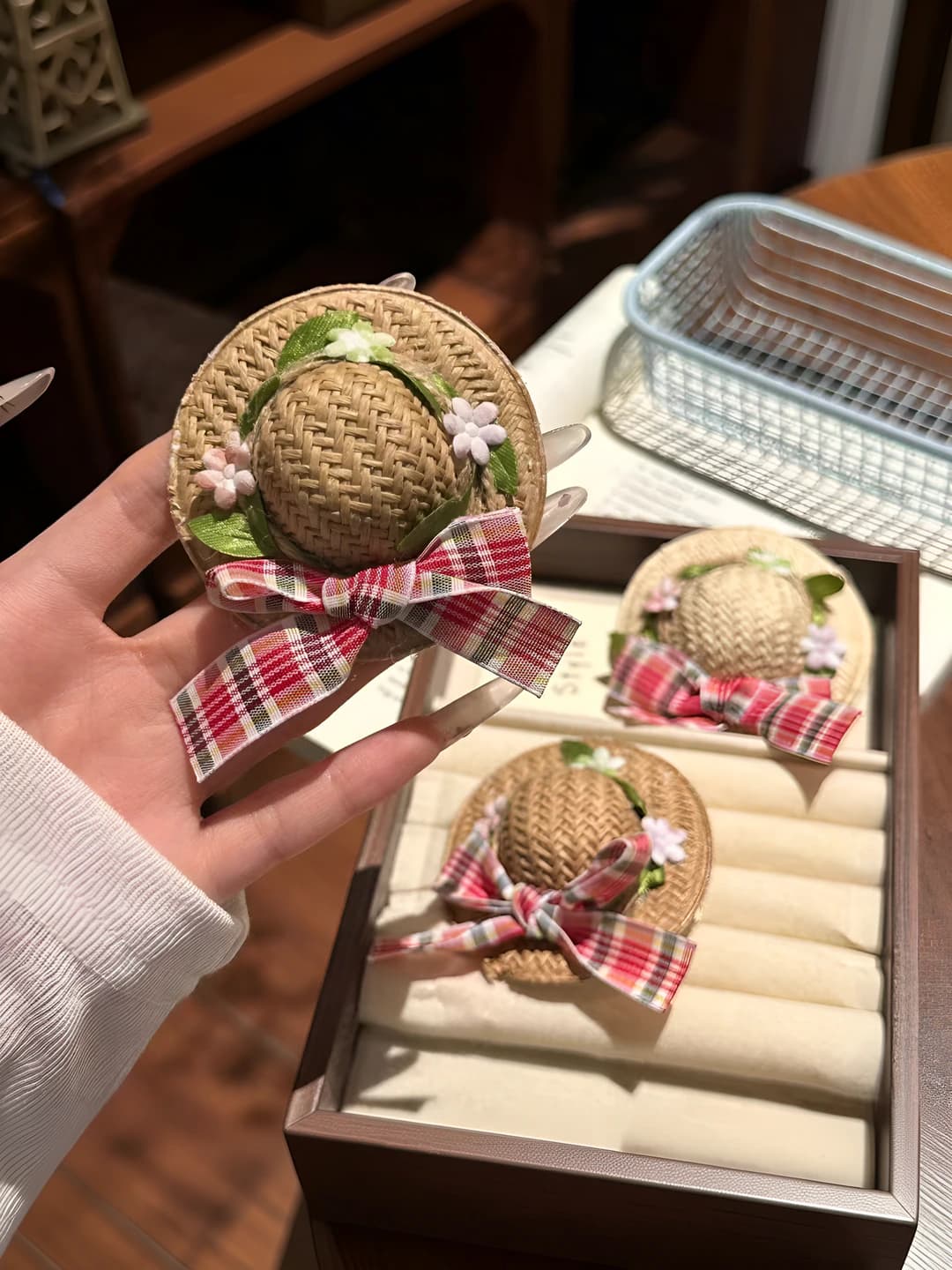 Women's hair clips and combs in sweet style with fabric bow