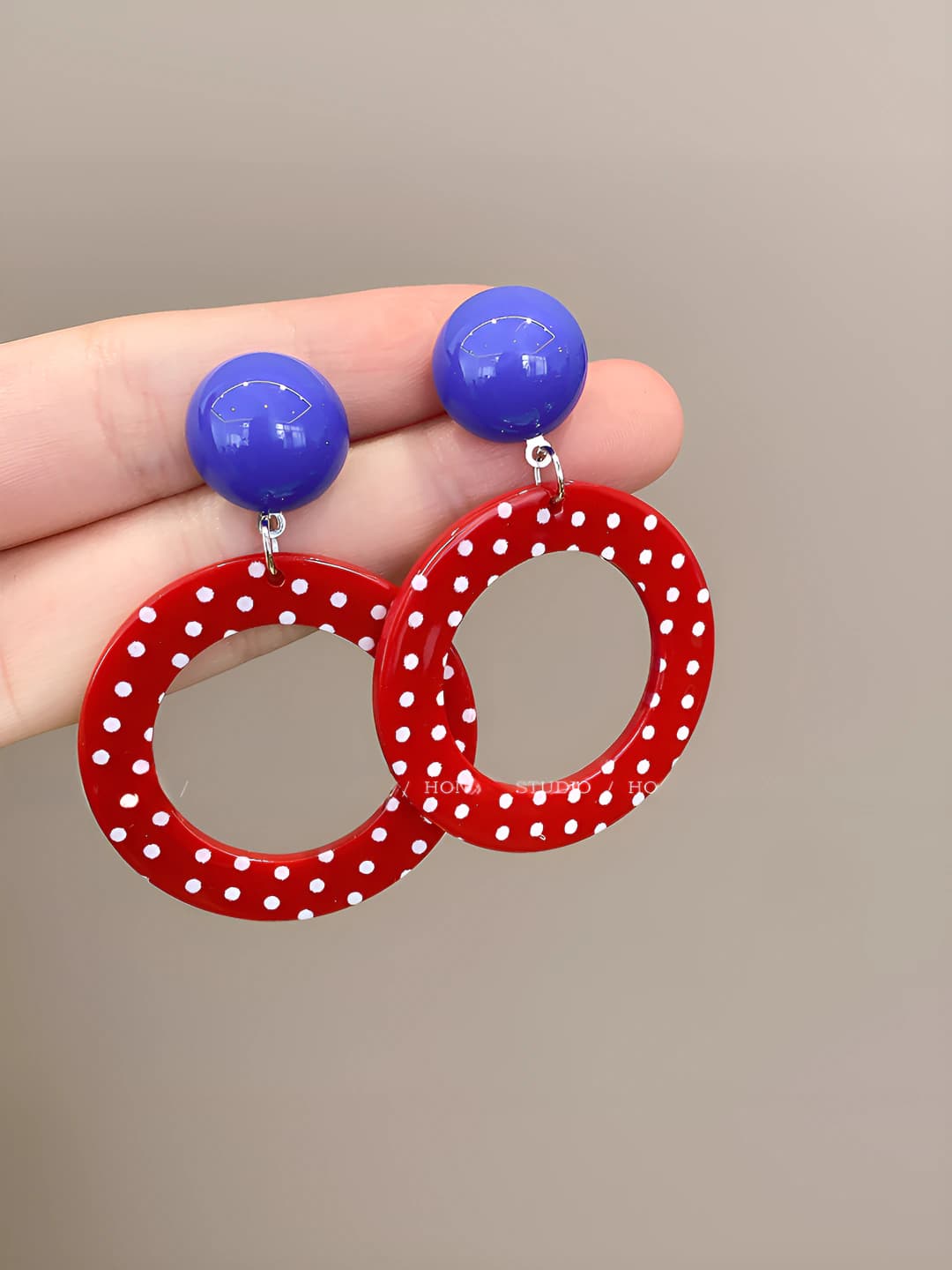Cut-out circle stud earrings (Red)
