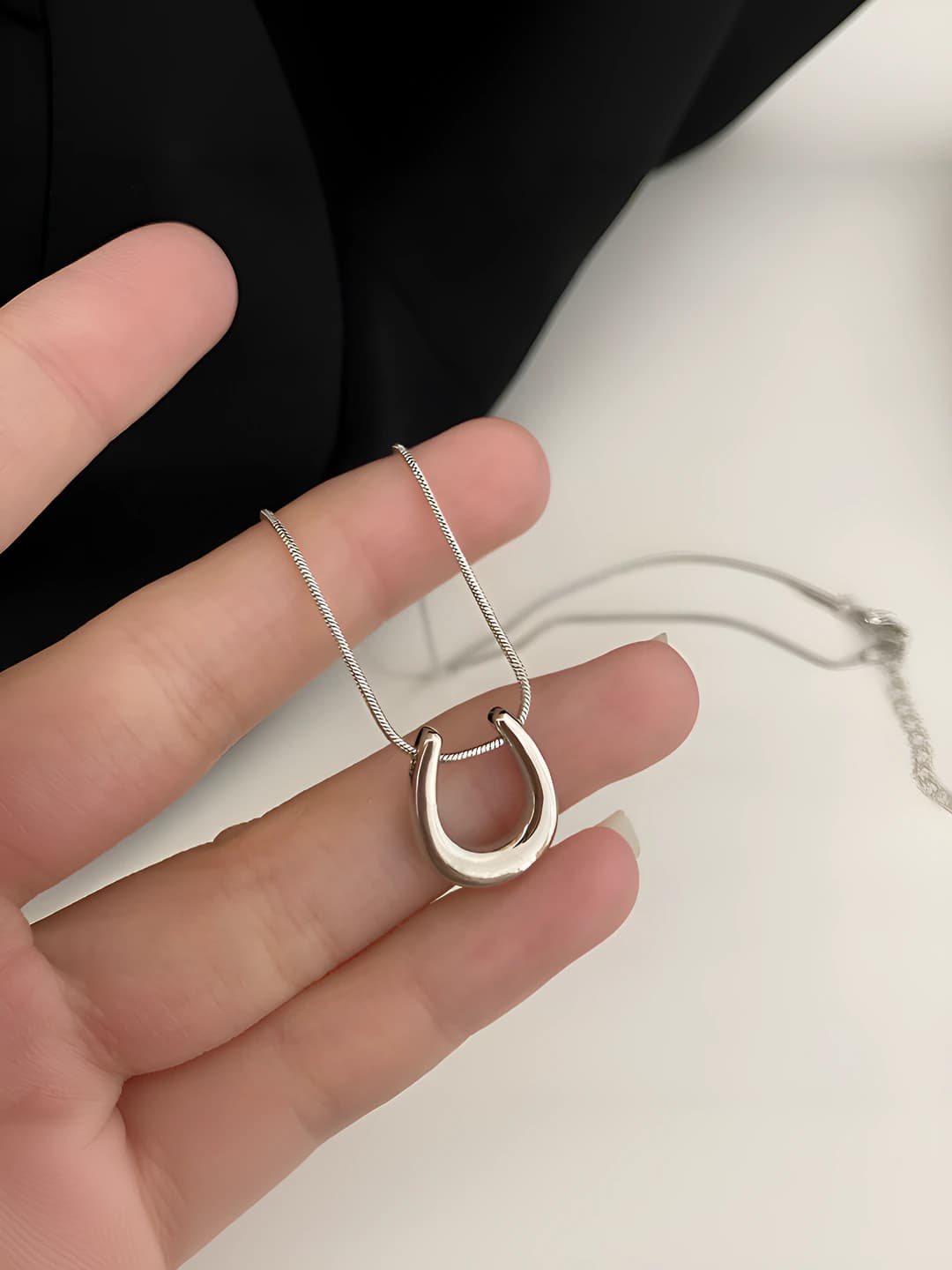 Серебряное U-образное колье