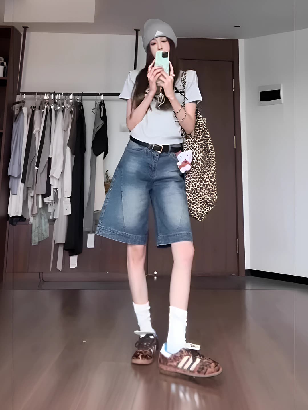 Ayollar uchun retro uslubdagi jinsi shortilar, kuzgi, baland bel, tizzagacha shorti, bo'sh (oversize) va to'g'ri kesim, bir rangli