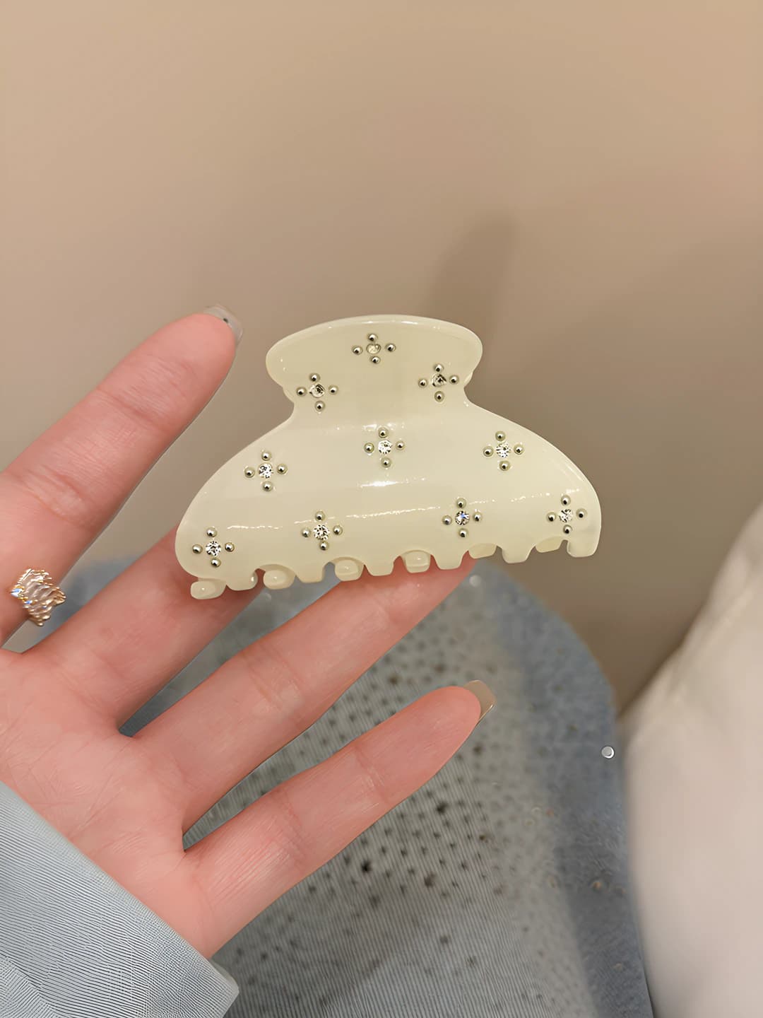 Beige clip