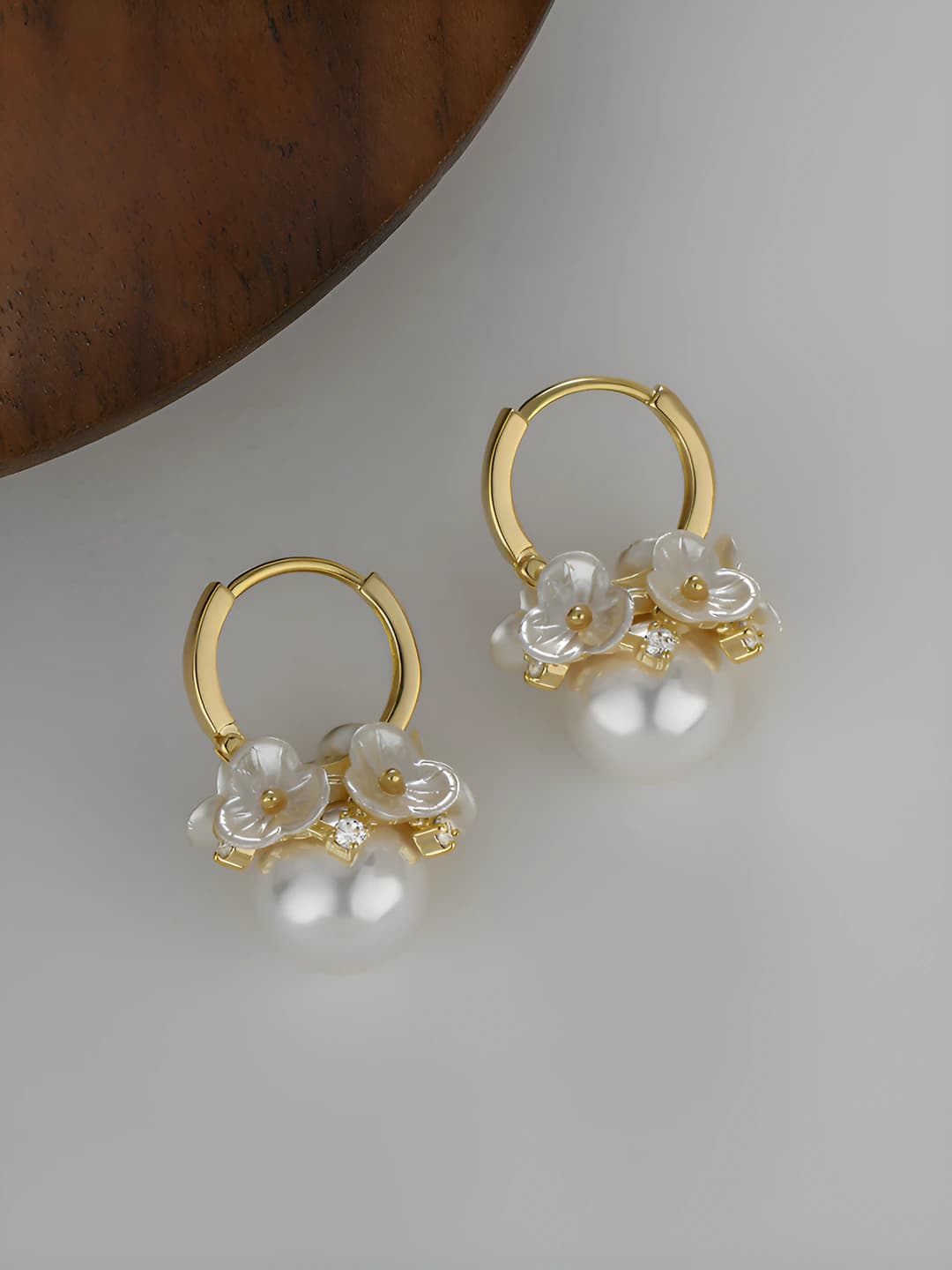 Women's flower and pearl earrings, unique ins style design, delicate and sweet jewelry