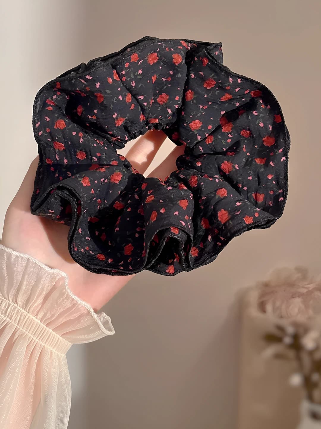 Floral circle - black ~15 cm