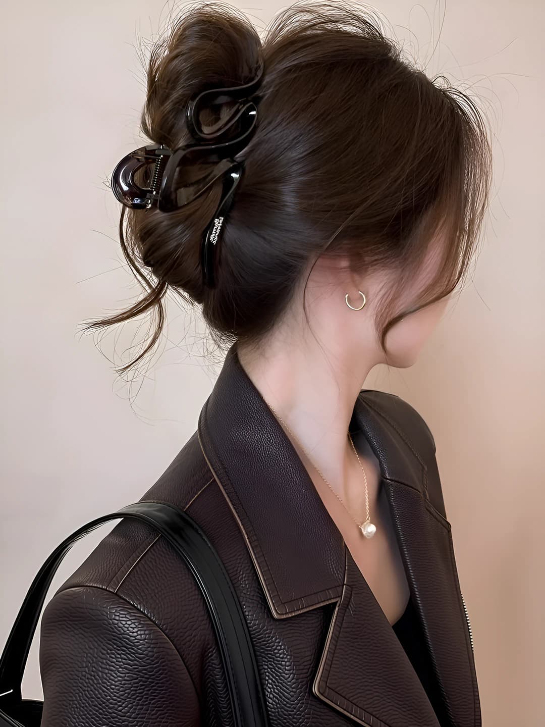 Glossy black wavy clip 13.5 cm
