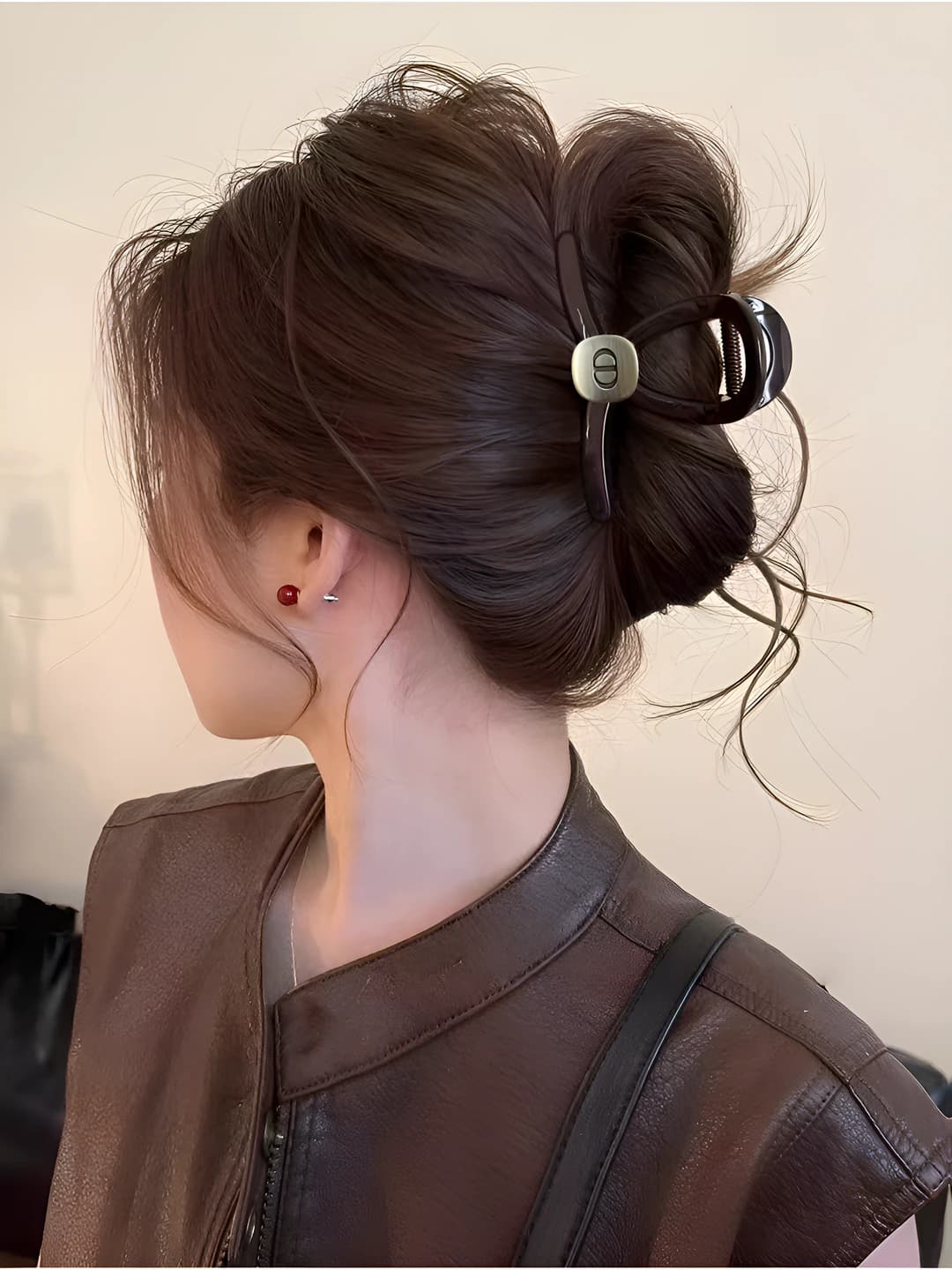 Medium letter claw clip