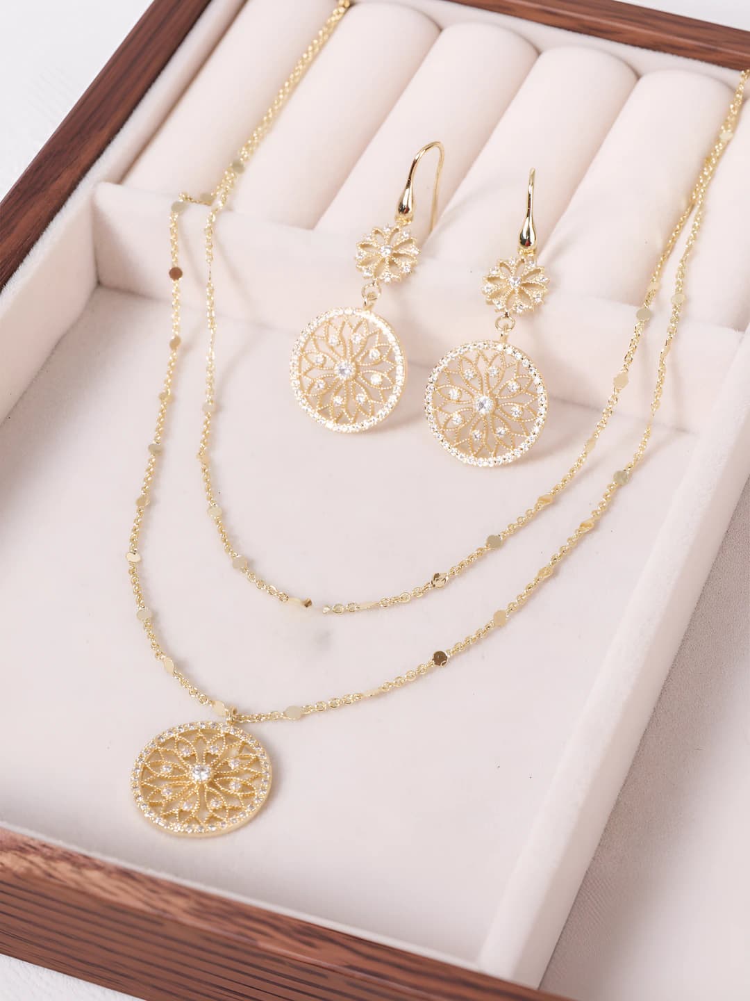 Women's jewelry set in western style with zircon, floral and circular design element