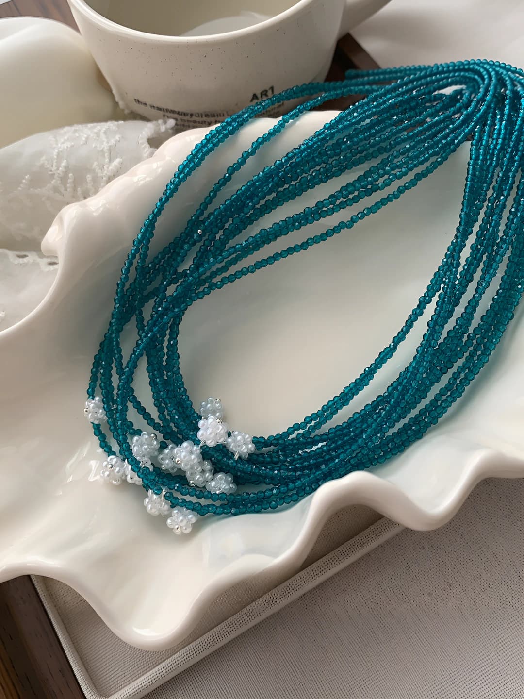 Ayollar uchun shisha munchoqlar va simlyangan perlalar bilan bezatilgan geometrik dizaynli qisqa zanjirli munchoqlar