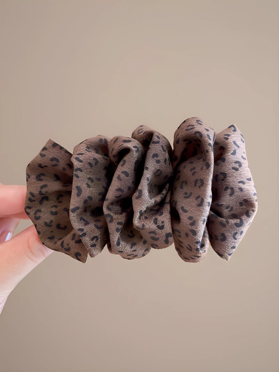 2# To'q kofe dog'li banan klipsi - poydevi 10 sm, umumiy 11.5 sm