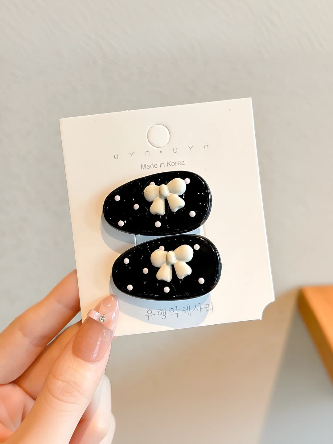 Black clip, white bow 4 cm