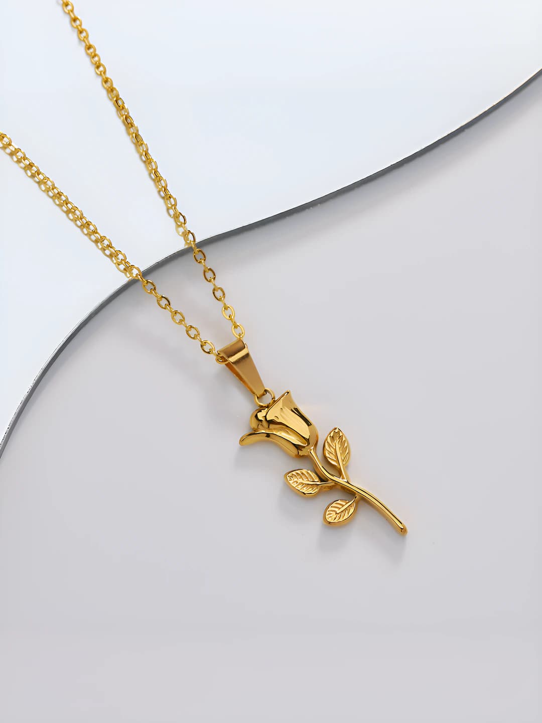 Women's chain necklace with rose pendant in titanium steel with 18K plating, retro style, geometric shape