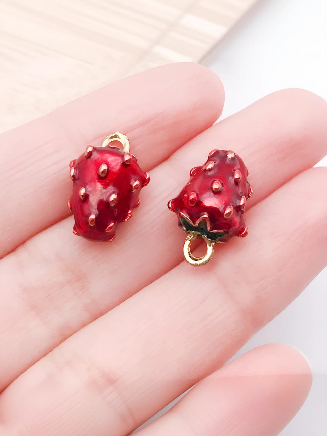 1 ta, katta qizil qatqorli 3D olxali, 16x10x10 mm, 3.5 g