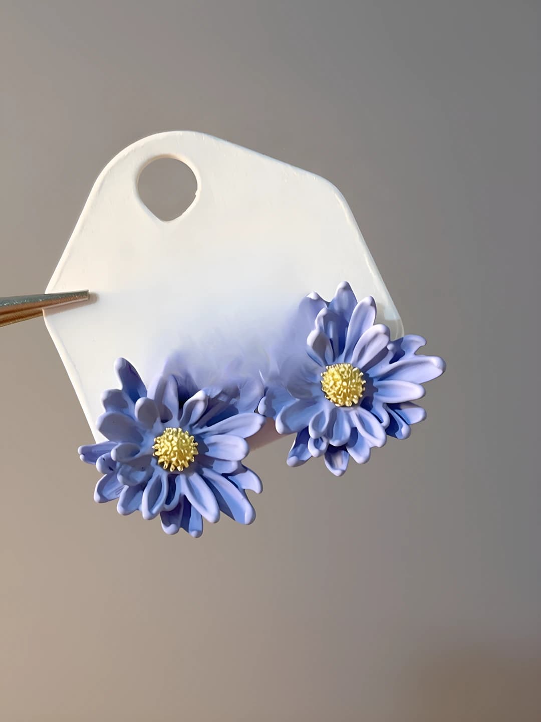 199# Silver post - Blue daisy