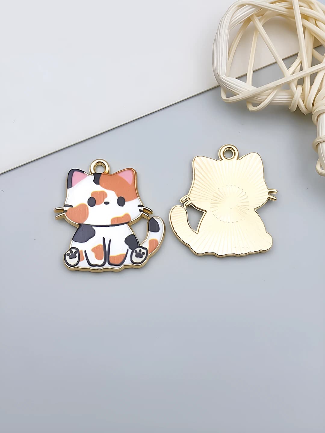 Золотисто-жёлтый принт-кот, 24x23x2mm, 2.1g