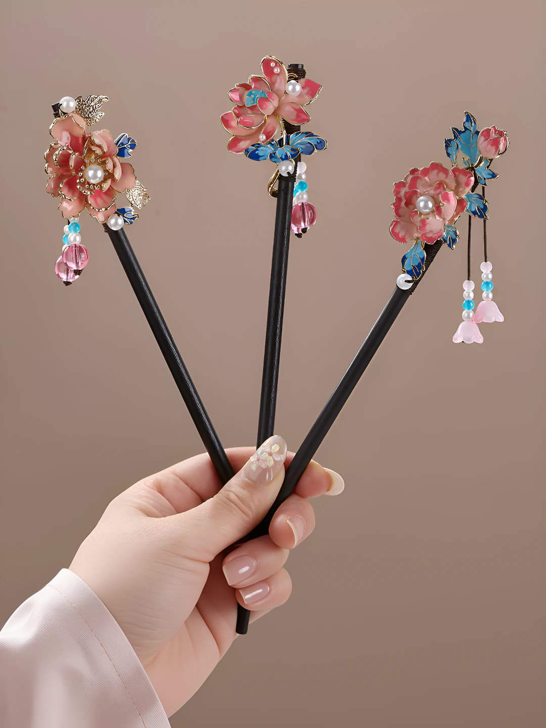 Women's wooden hairpin in retro style with floral pattern and tassels