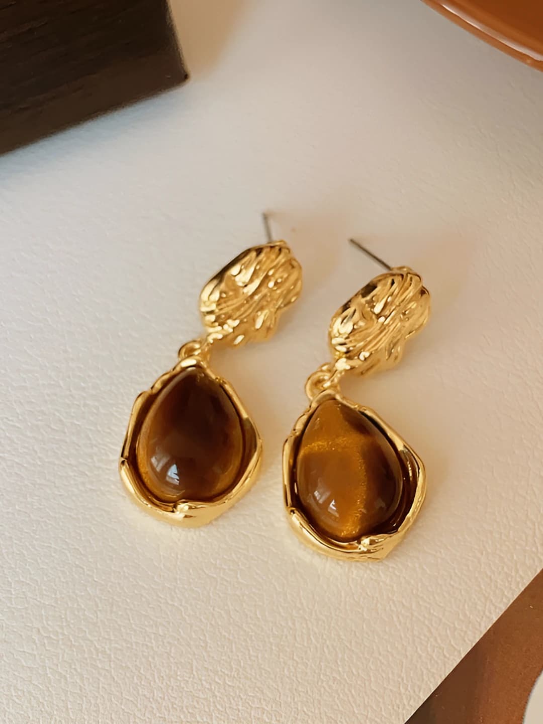 10 Melange tiger eye drop studs