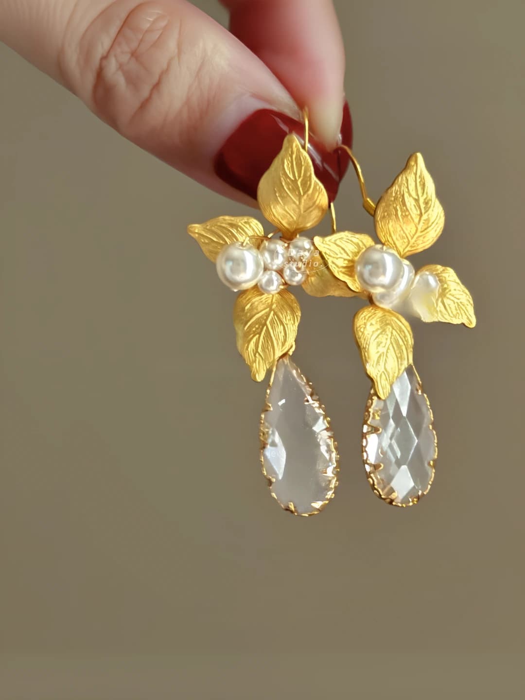 Studs - 1 pair - Gold flower pearl