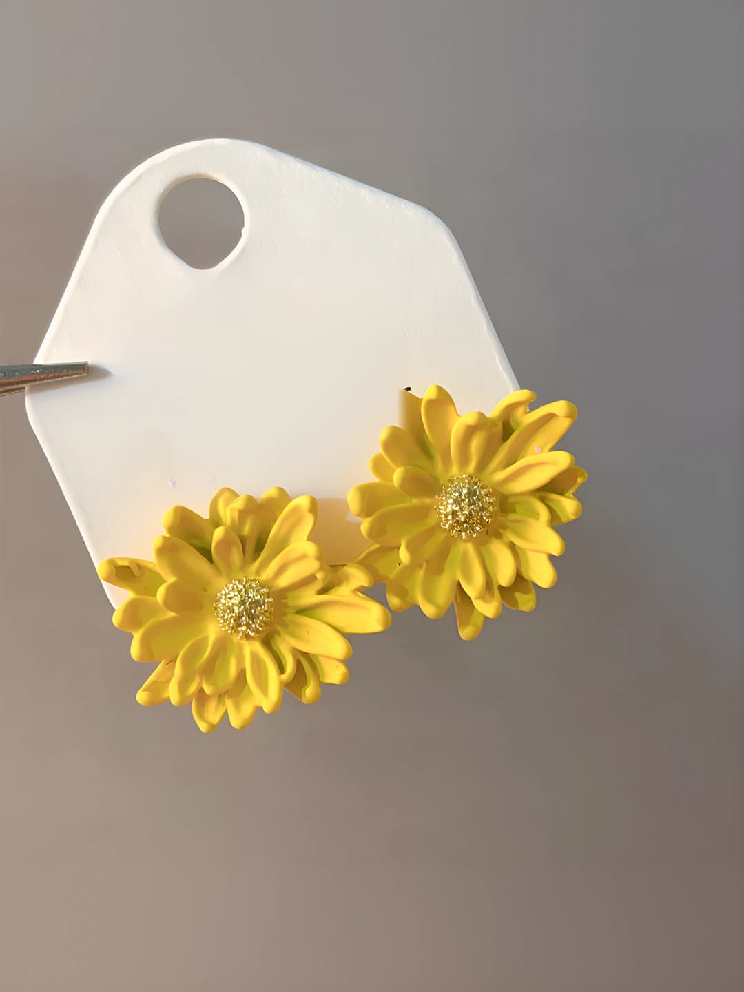 198# Silver post - Yellow daisy