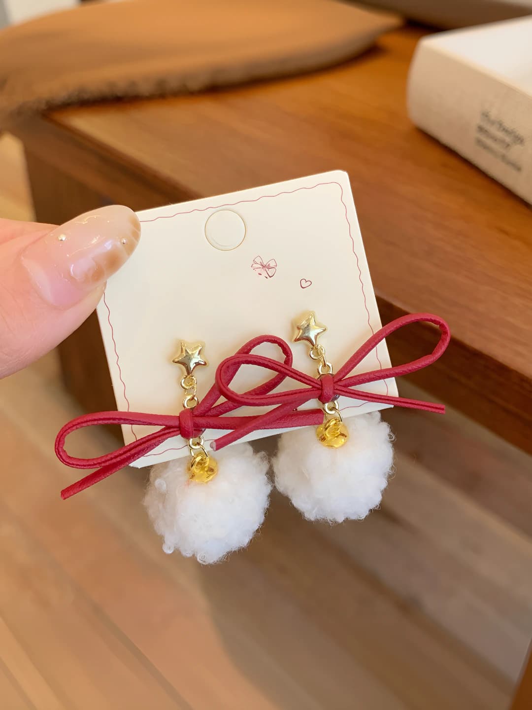 MGW8 Qizil tasma pompon