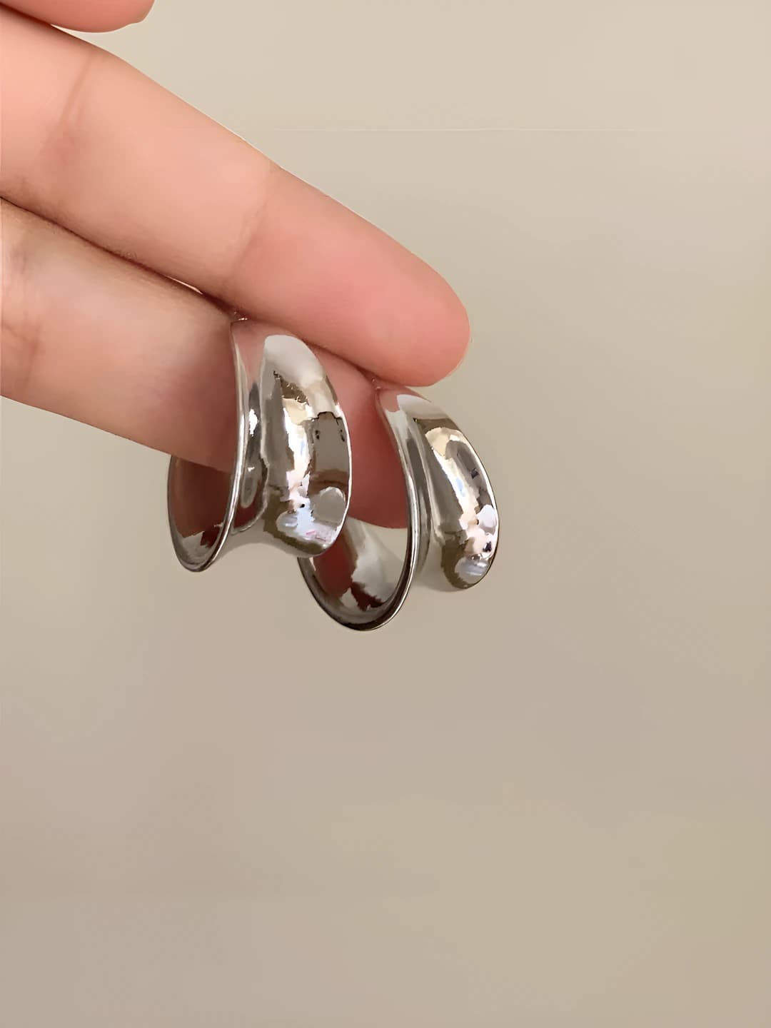 Women's C-shaped geometric metal hoop earrings, modern and simple style