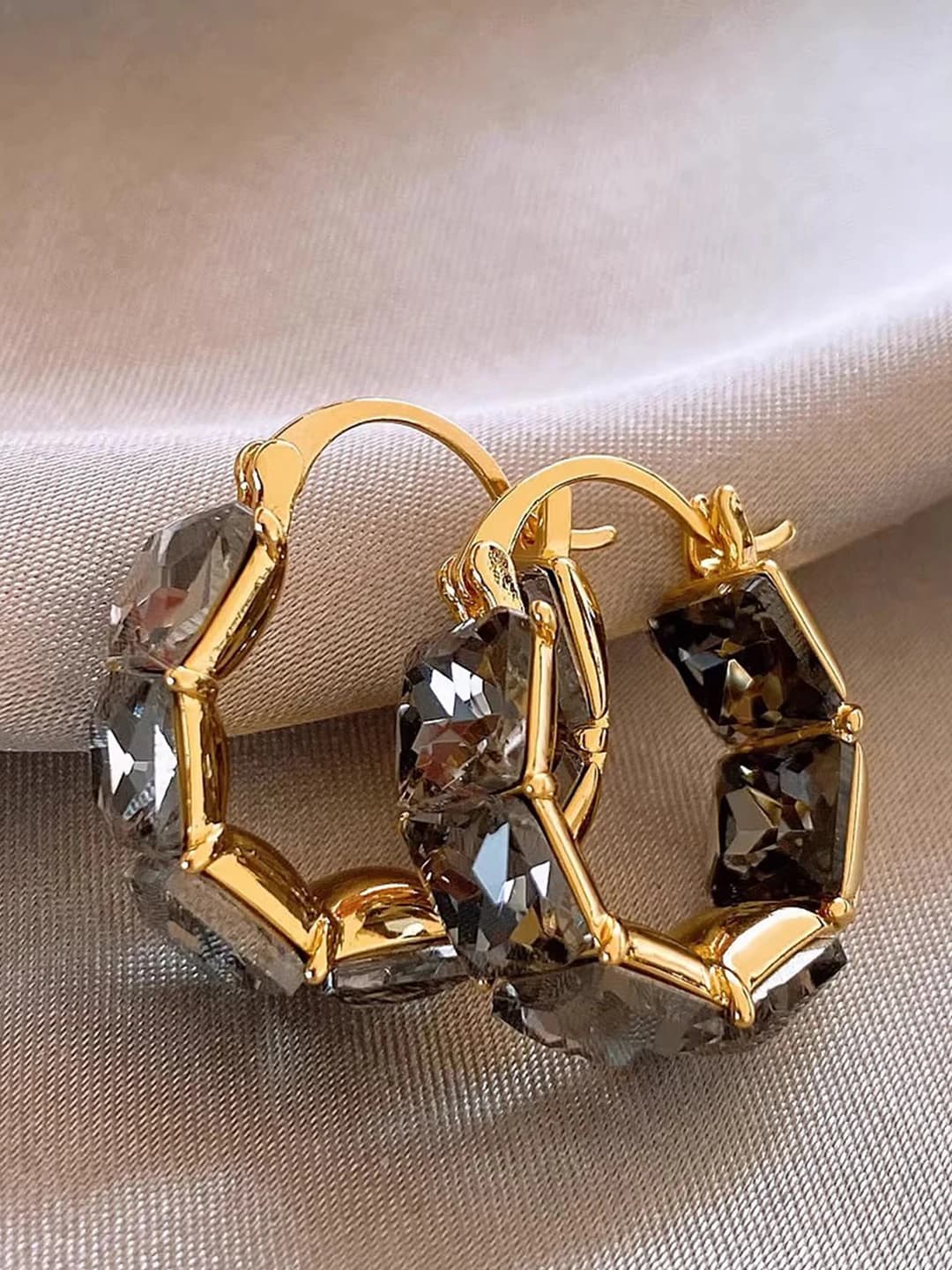 Women's coffee-colored zircon earrings with geometric design