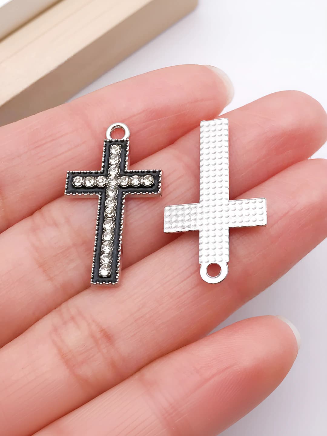 1 шт белая k: крест с камнями, 26x15mm, 0.8g