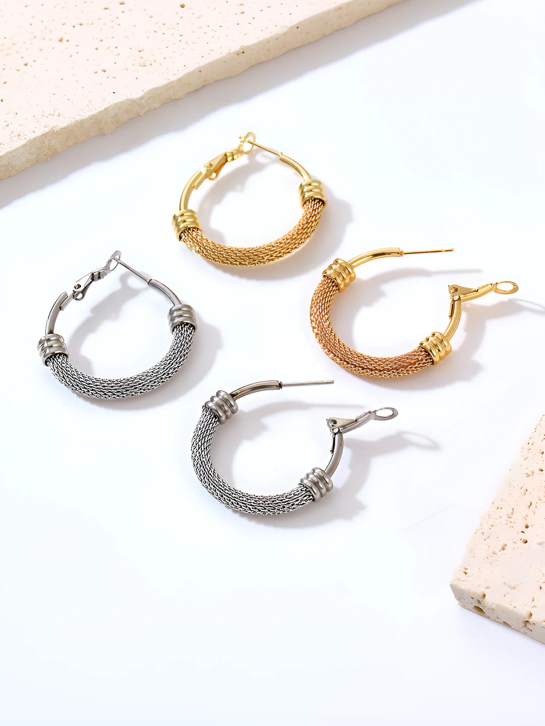 Ayollar uchun 18k oltin rangli titan po'latdan o'rma to'quvli halqali quloq ozi