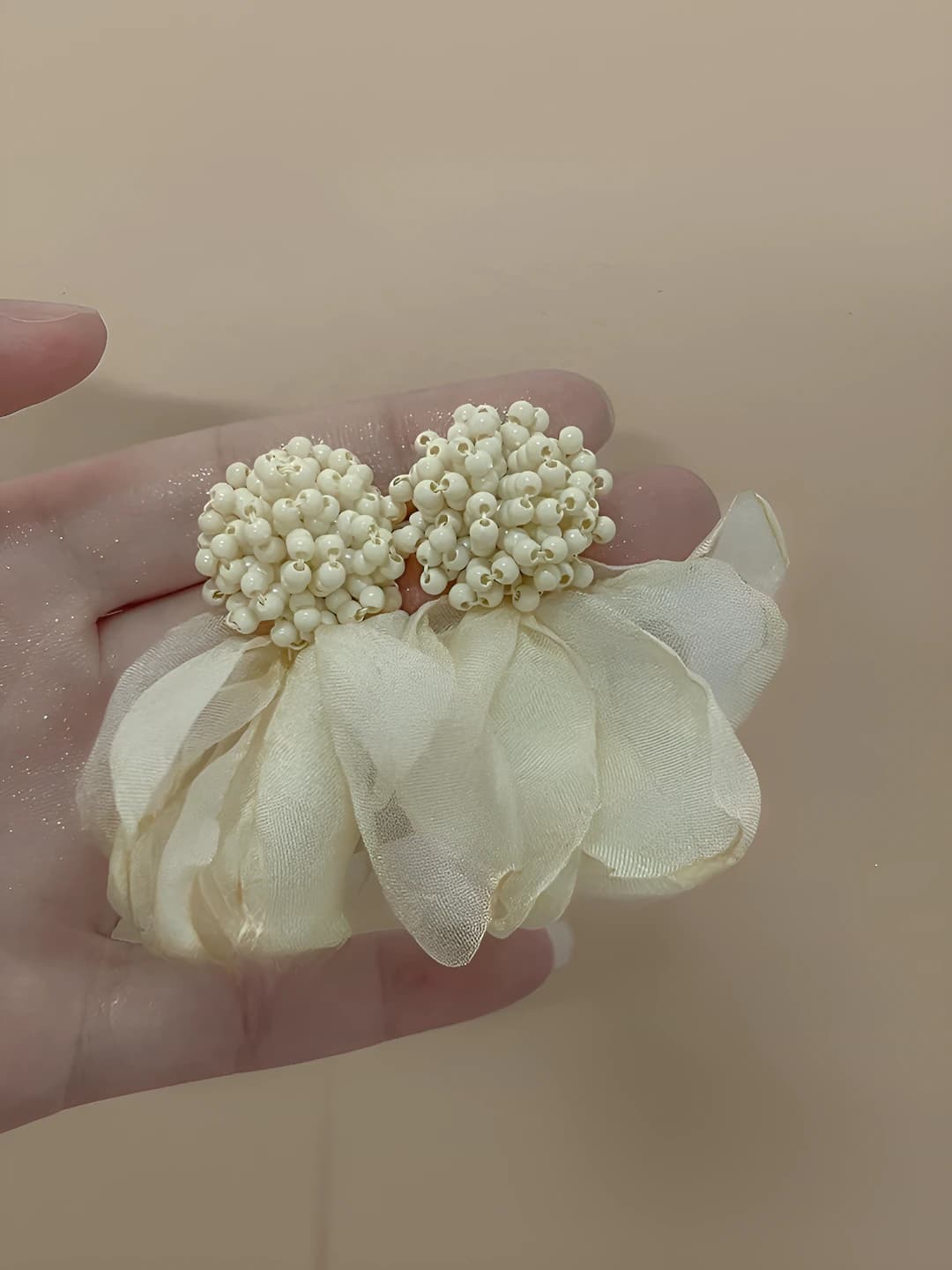 Off-white petal mesh earrings