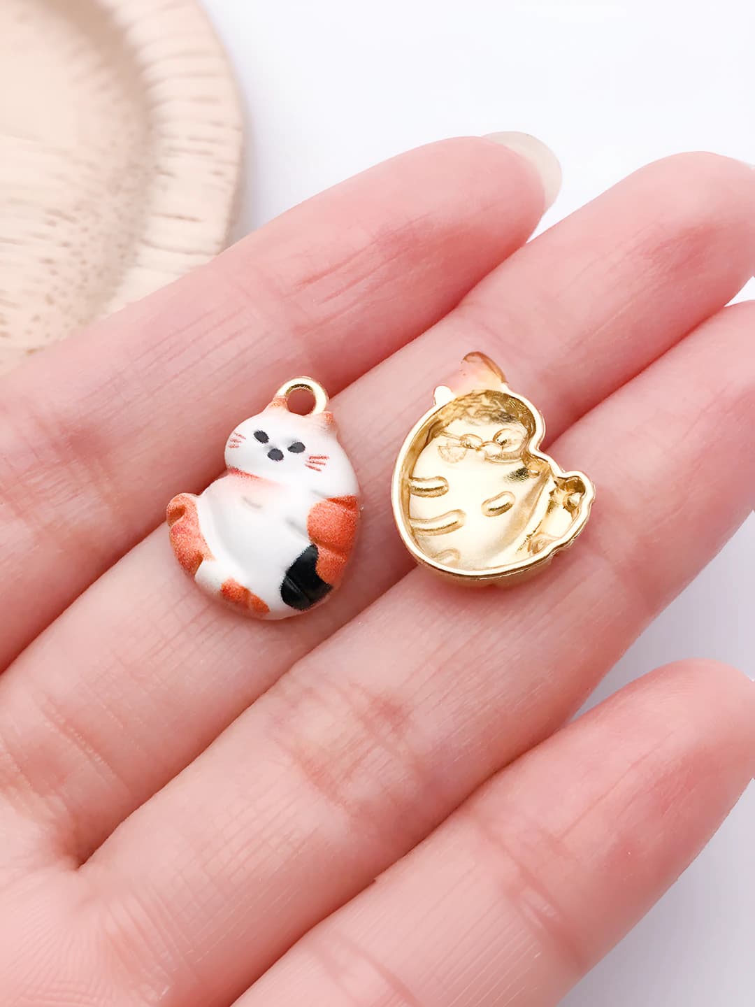1 ta Oq qatqotilgan print uch rangli o'tirgan murchak 18x13mm-0.9g