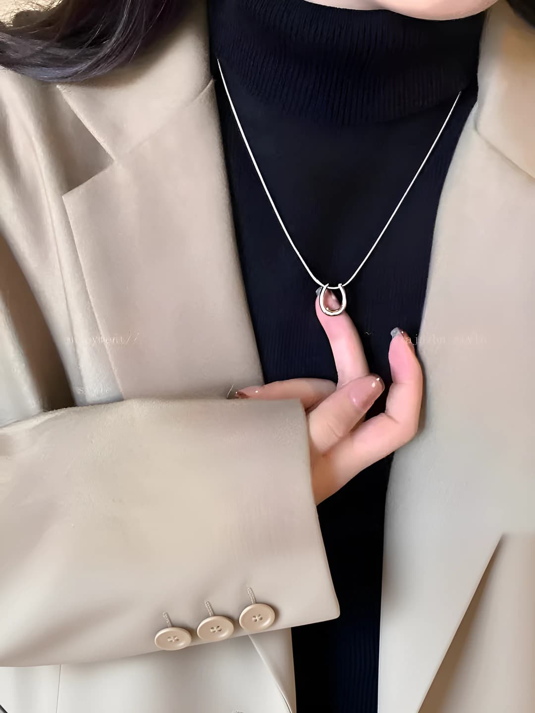 Women's U-shaped pendant chain, old money style, fashion accessory