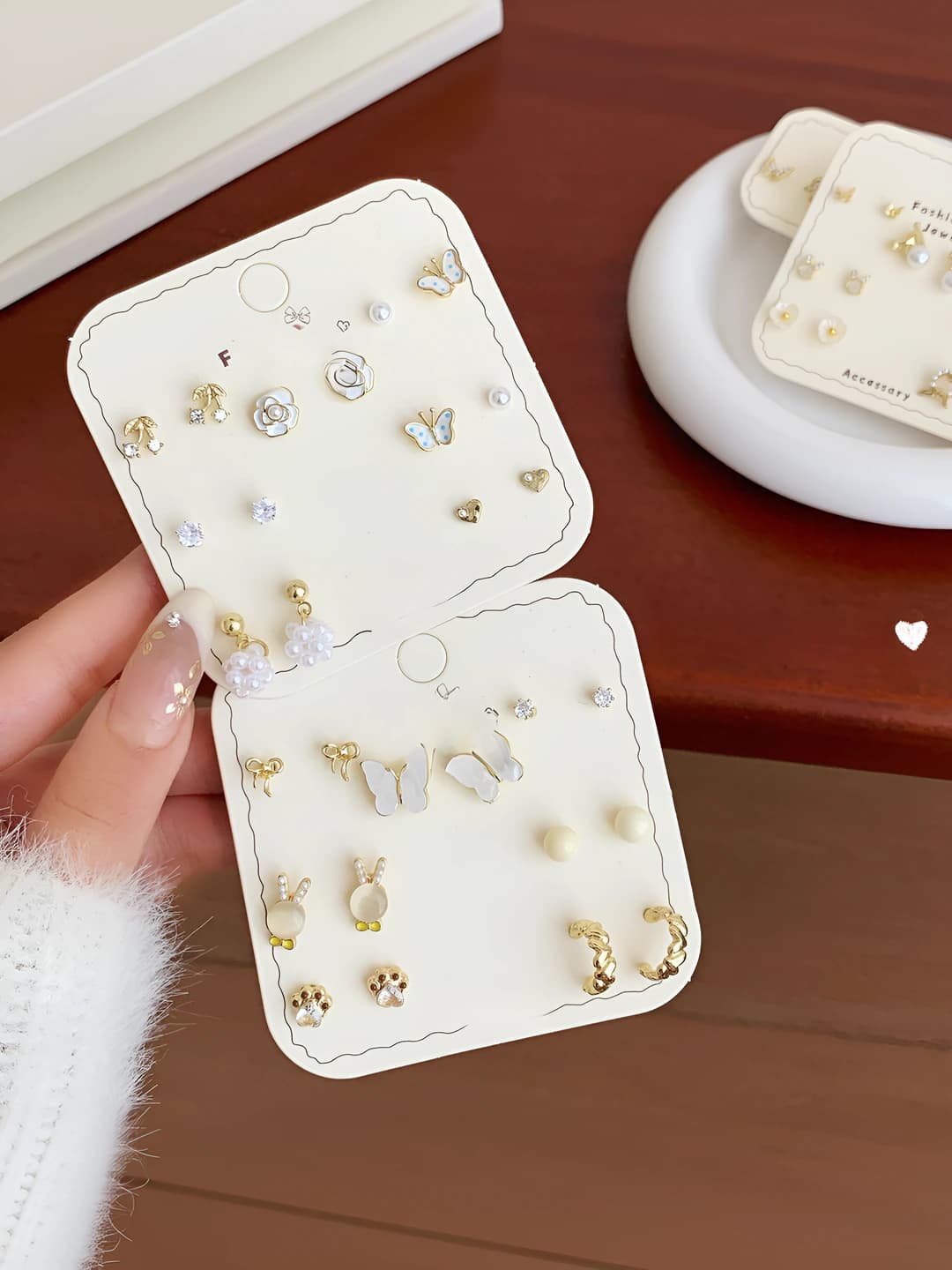 Ayollar uchun oltin rangli stud earrings to'plam, 925 kumush tirqish, yurak, gullar, tasma va geometrik shakllar, o'rta oqim uslubidagi dizayn elementi