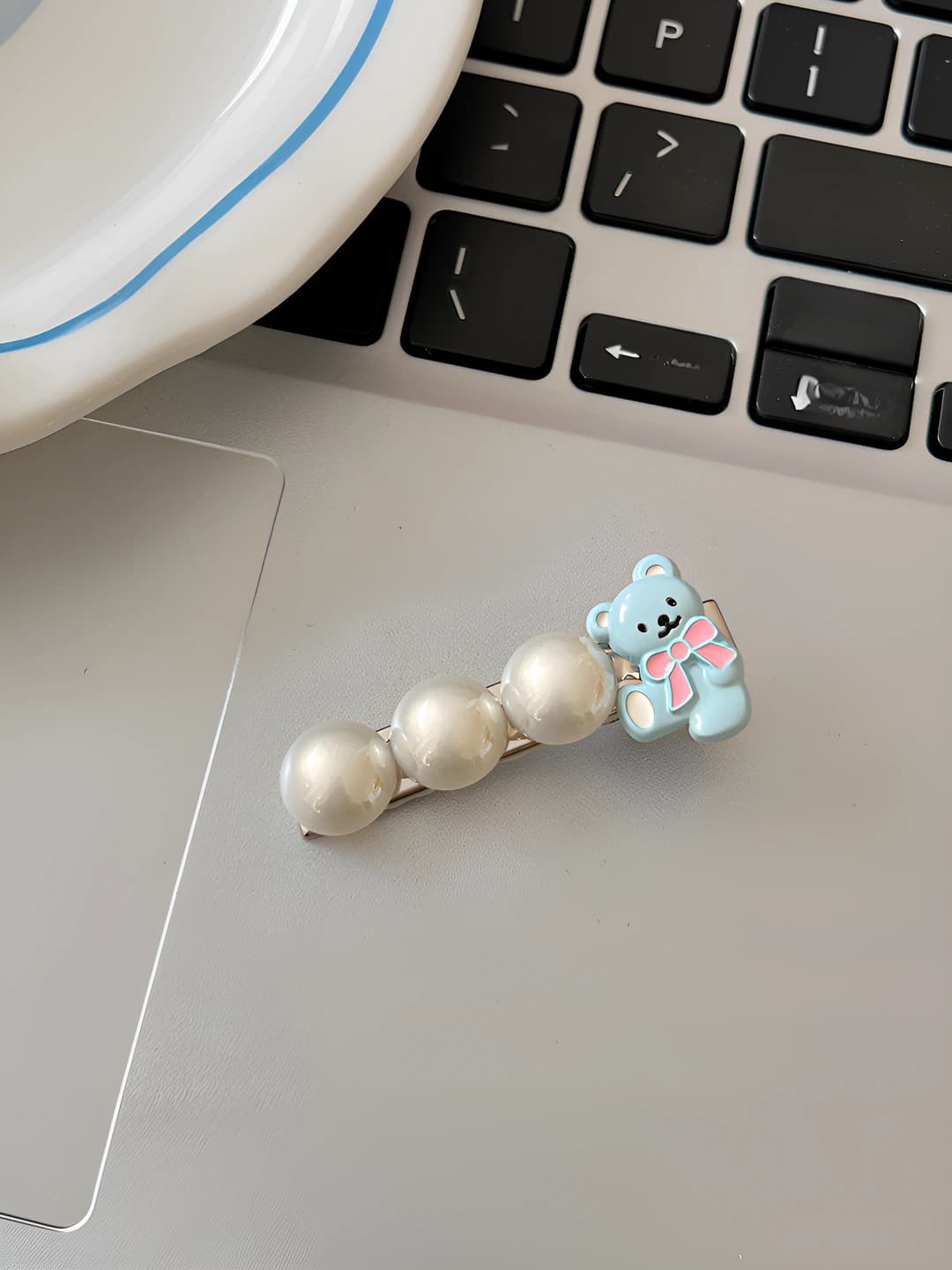 Pearl bear hair clip