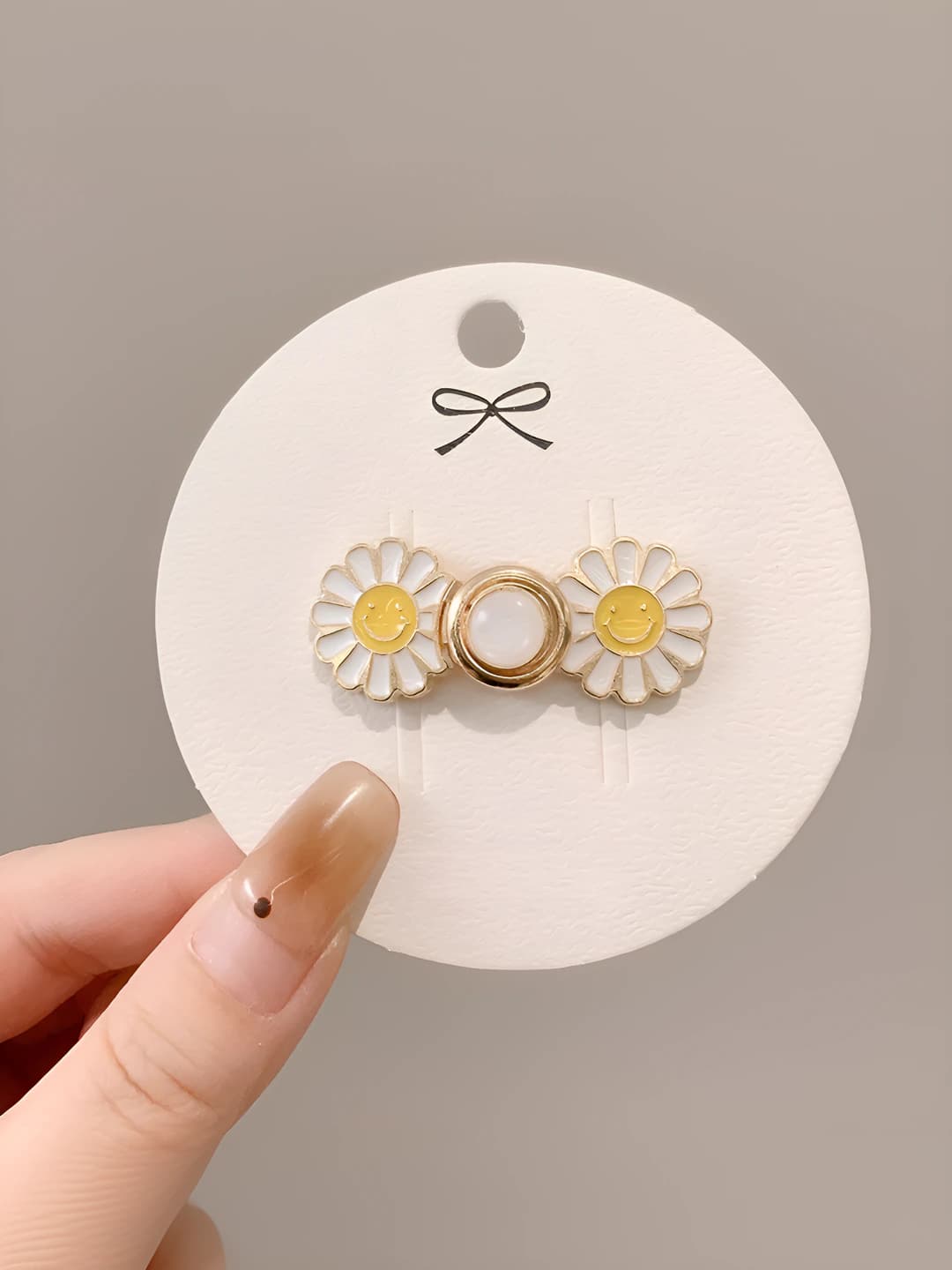 Gold base, daisy