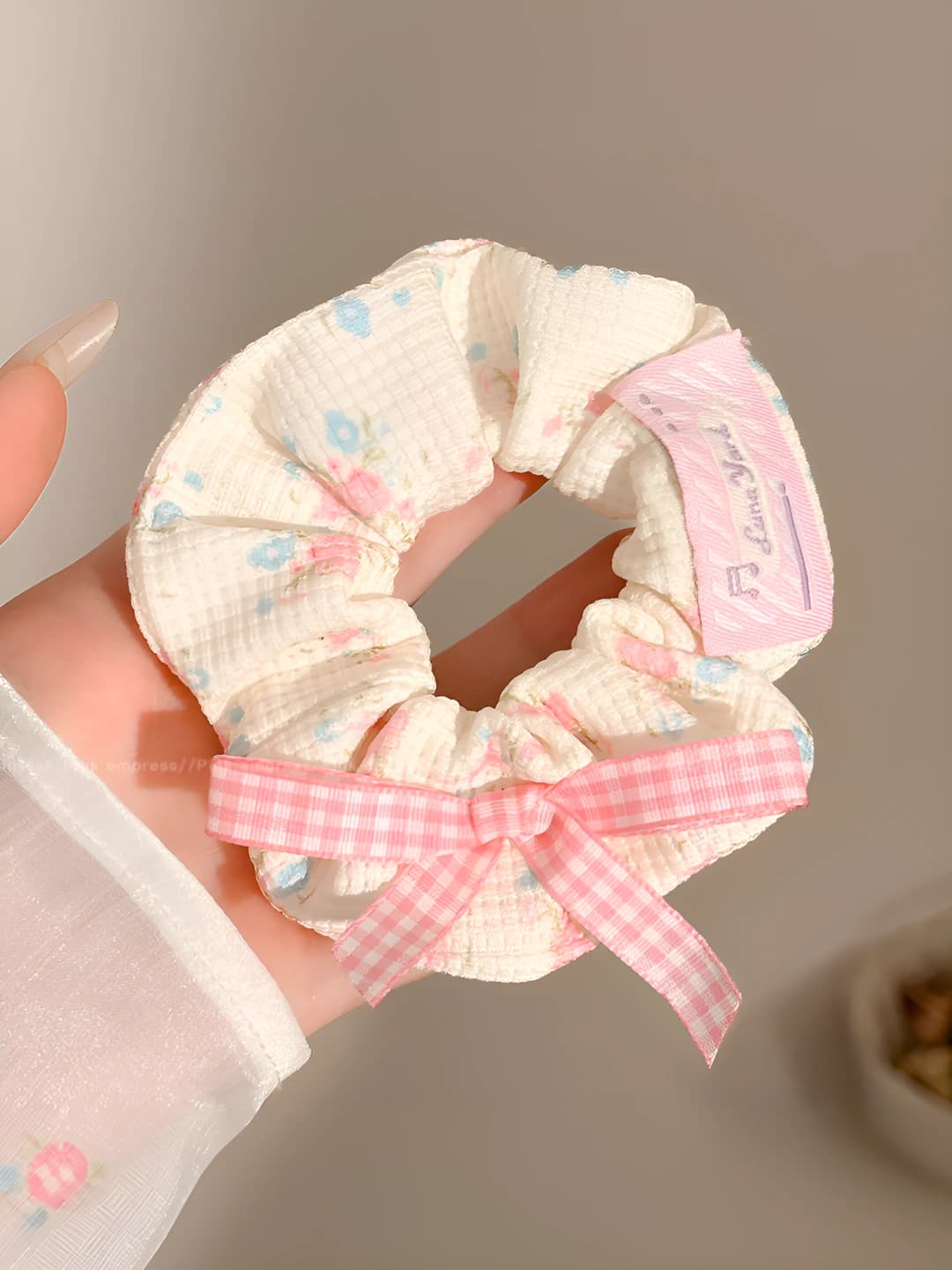White plaid, pink bow 8 cm