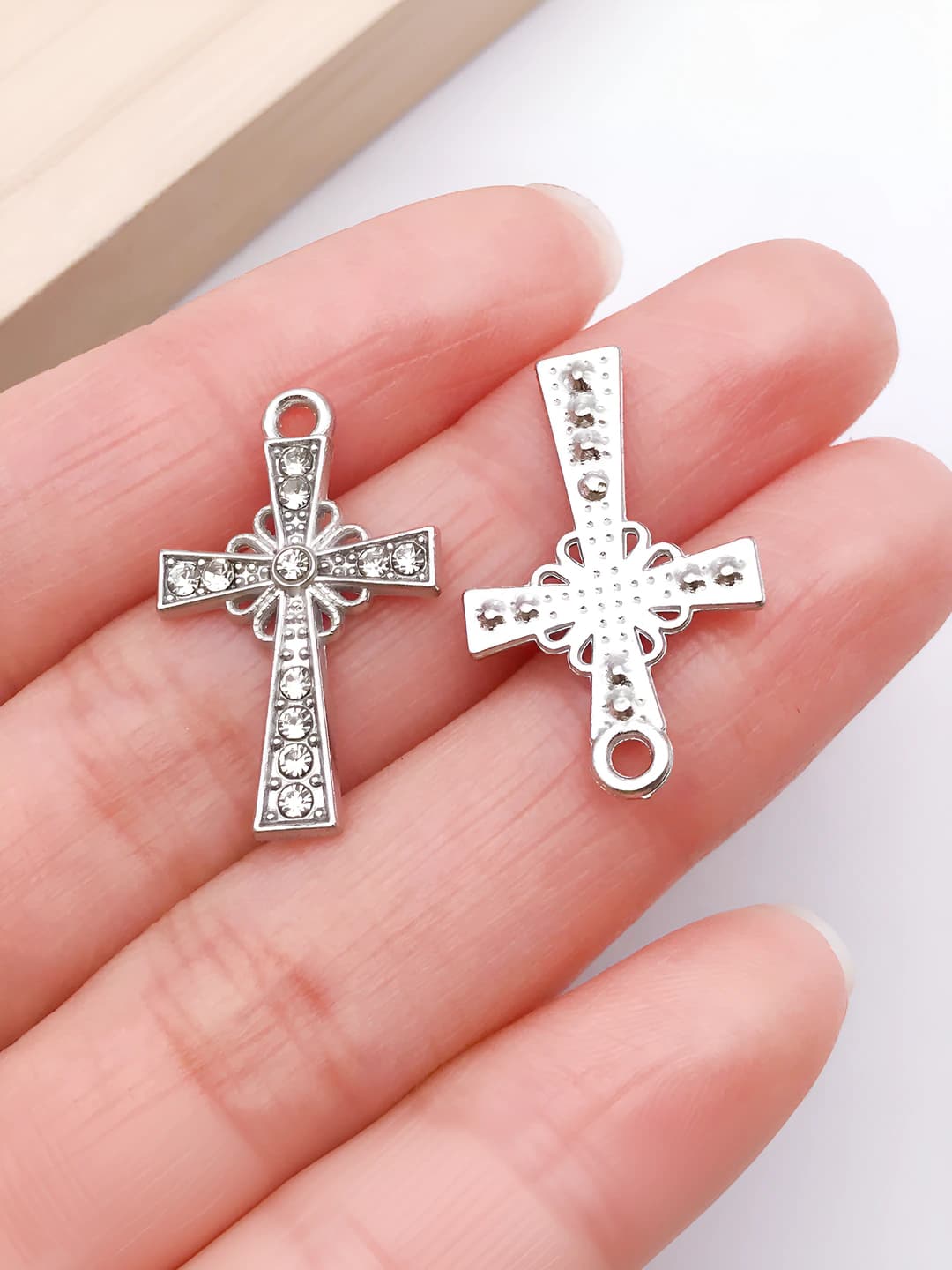 1 шт. белый K бриллиантовый крест с клевером 24x15mm-0.9g-27044