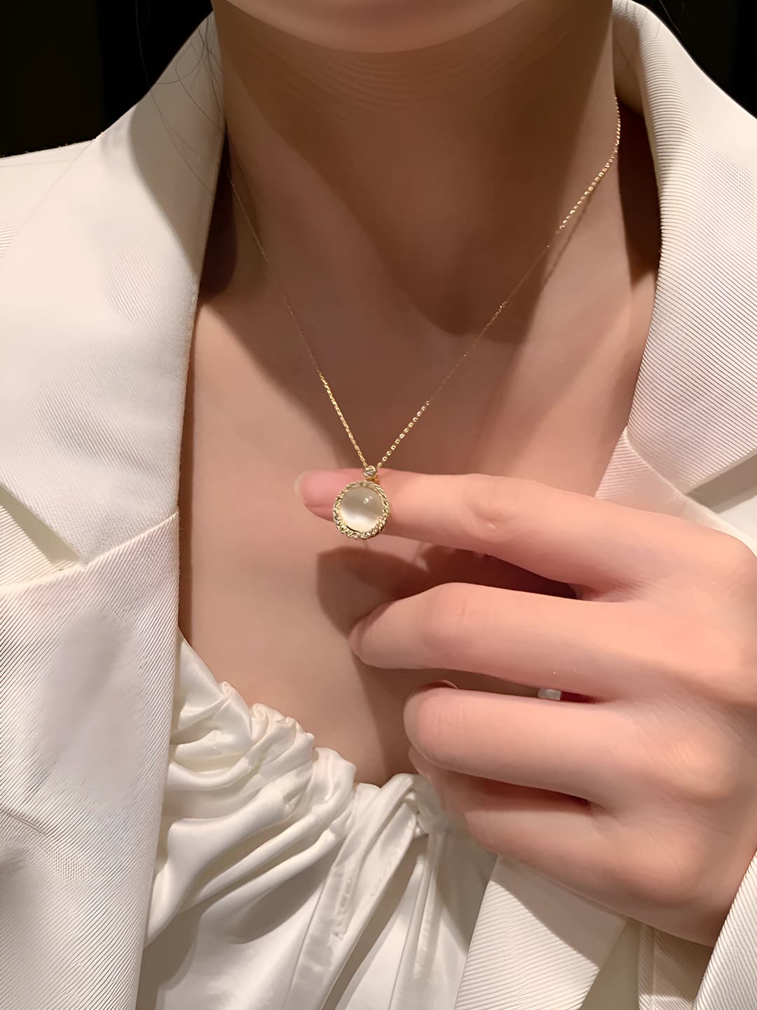 Women's rotating round cat's eye pendant necklace, short chain, 2026 summer style