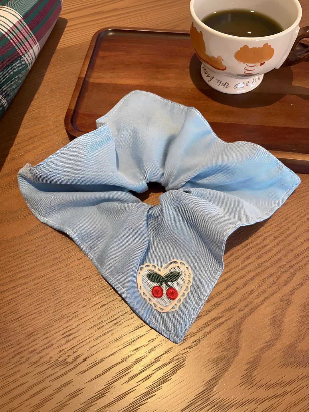 Ko'k shirinli kvadrat sharf soch to'ri