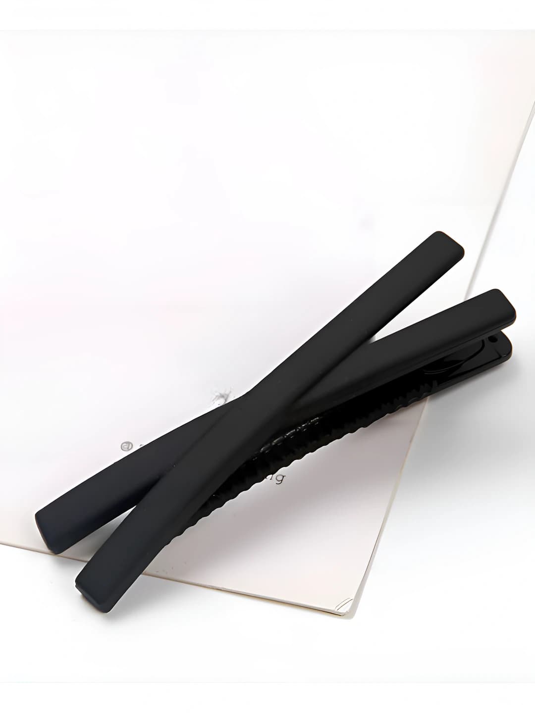 Black crocodile clip