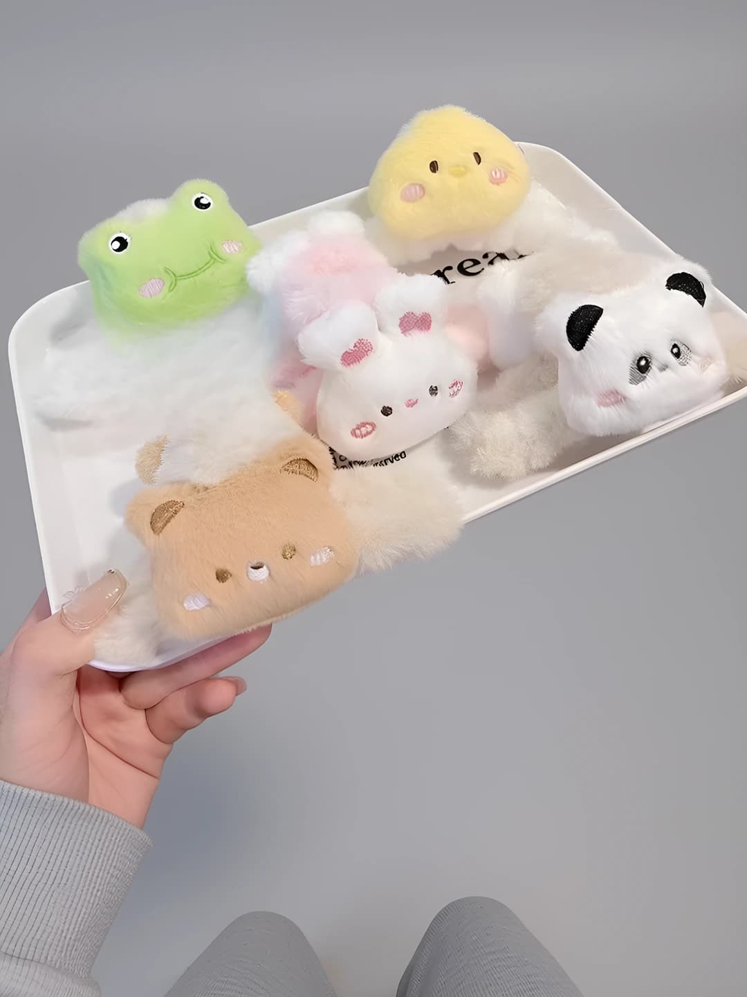 Ayollar uchun kuz-qish mavsumidagi sevimli kartonki plyushtoq xonasi va panda shaklidagi katta hajmdagi soch toʻgʻnagʻichlari va taroqlar