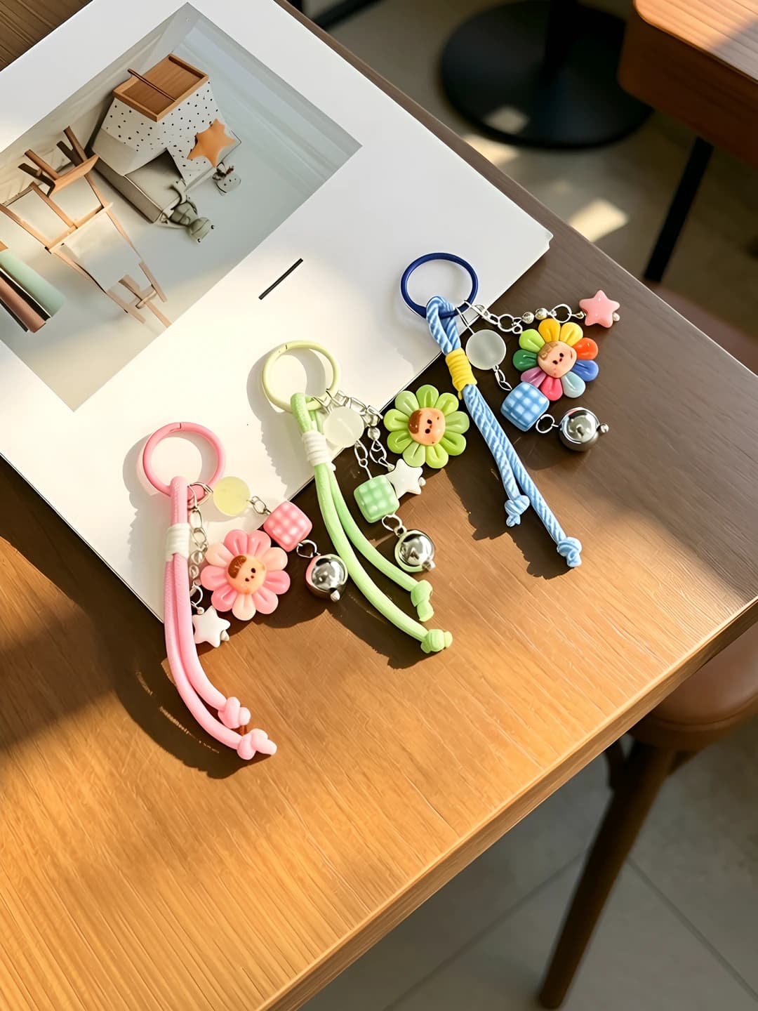 Ayollar uchun koreys uslubidagi telefon zanjiri kalit ilgich charm, yulduz, quyosh-oy, bulut va koinot naqshli, plastik va rezinadan, elektroplating ishlov texnologiyasida