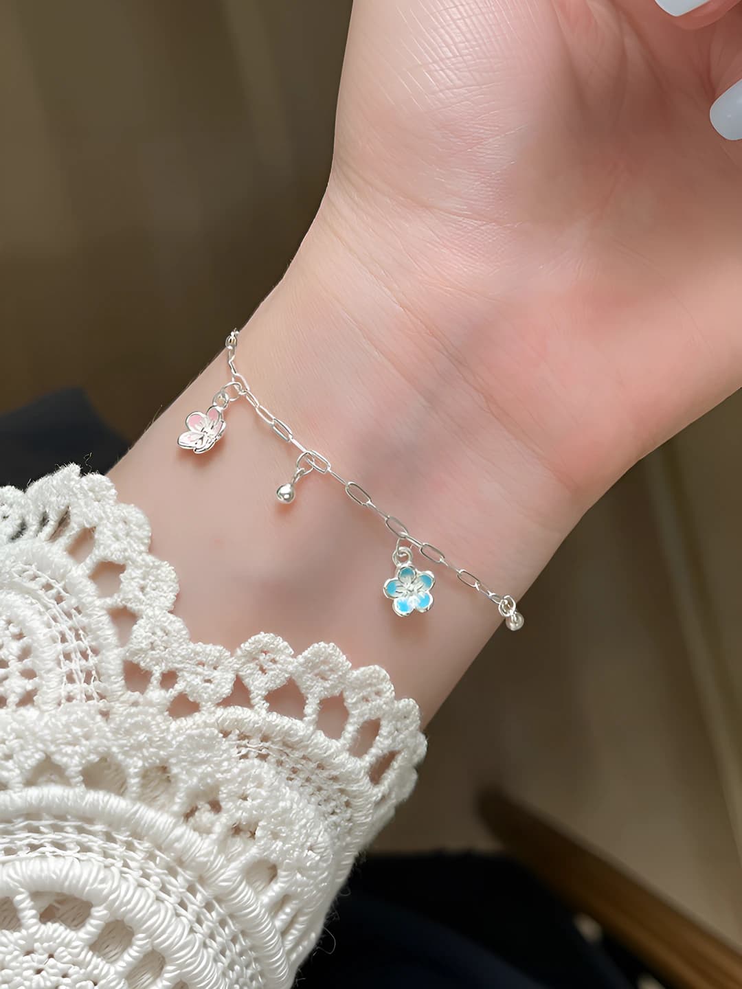 Ayollar uchun gullar charm zanjirli bilaguzuk, yozgi, kumush qoplangan mis, shirin va nafis uslub