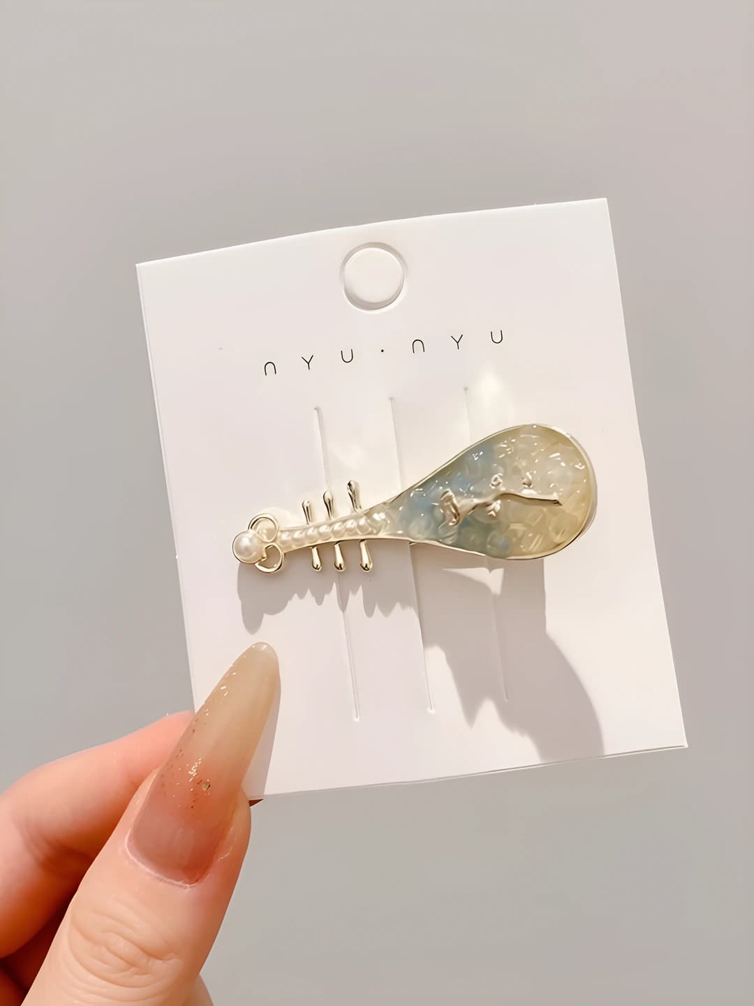 Blue rose pipa clip
