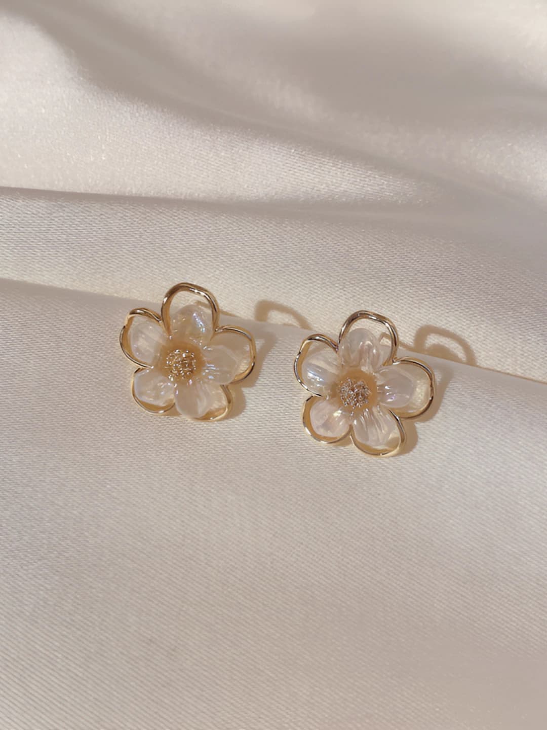 1# Simple floral earrings - silver post